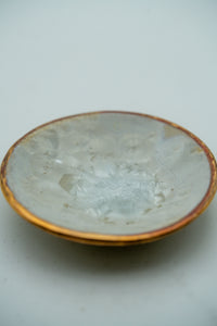 Low profile and amber rim of the Ivory Current bowl